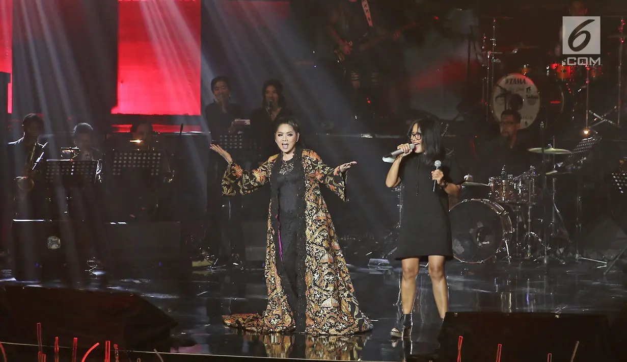 Penyanyi Vina Panduwinata saat duet dengan Atiek CB pada konser bertajuk 'September Ceria' di Balai Sarbini, Jakarta, Jumat (8/9). Konser tersebut digelar untuk merayakan 35 tahun berkarya di industri musik. (Liputan6.com/Herman Zakharia)