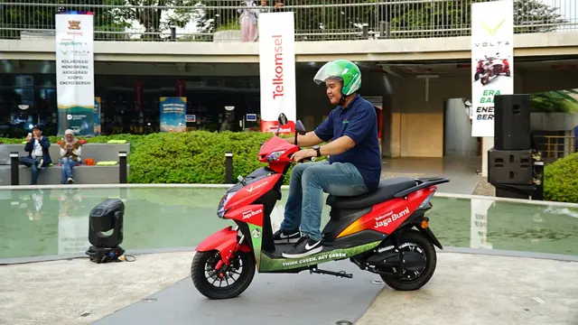 Telkomsel menggandeng Volta menghadirkan program bundling sewa motor listrik, di mana pelanggan akan mendapatkan kuota data mulai dari 800 MB hingga 2 GB sebagai upaya mendukung pengurangan emisi karbon di Indonesia (Telkomsel)