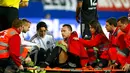 Kapten tim Chelsea, John Terry, harus ditandu keluar lapangan karena mengalami cedera saat berlaga melawan Atl Madrid dalam laga pertama semifinal Liga Champions di stadion Vicente Calderon, Madrid, (23/4/2014). (REUTERS/Darren Staples)