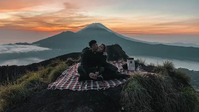 7 Momen Nikita Willy dan Indra Priawan Kembali Bulan Madu, Romantis