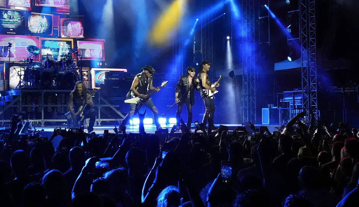Scorpions dengan vokalis Klaus Meine, gitaris Rudolf Schenker, Matthias Jabs dan basis Pawel Maciwoda saat tampil dalam konser di Stadion Tsirion Limassol, Siprus, Selasa (12/7/2022). Grup ini sangat populer di Siprus pada tahun delapan puluhan dan masih ada sampai sekarang. (AP Photo/Petros Karadjias)