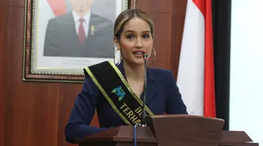 Aktris dan penyanyi Cinta Laura Kiehl memberikan sambutan pada acara penobatan di Kantor KemenPPPA, Jakarta, Senin (29/7/2019). Kementerian Pemberdayaan Perempuan dan Perlindungan Anak mendaulat Cinta Laura sebagai duta anti kekerasan terhadap perempuan dan anak. (Liputan6.com/Herman Zakaharia)