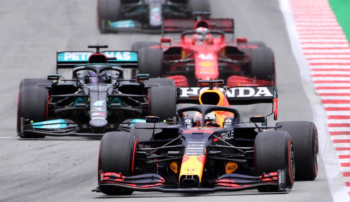 Verstappen terus memimpin balapan setelah kembali dimulai pada lap ke-11. Driver asal Belanda itu bahkan mengungguli Hamilton sekitar 1,5 detik pada lap ke-19. (Foto: AFP/Lluis Gene)