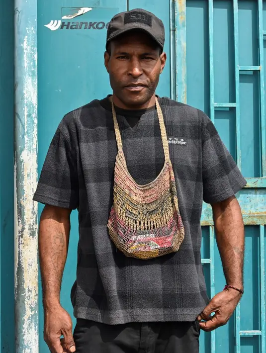 <p>Bilum menjadi tren fashion kekinian. Generasi milenial Papua Nugini bahkan menggunakan bilum berukuran saku untuk membawa ponselnya sebagai tren kekinian. (ADEK BERRY/AFP)</p>