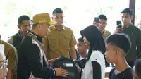 Pj Gubernur Sulbar Zudan arif Fakrulloh memberikan bantuan pada warga Kalumpang (Foto: Liputan6.com/Istimewa)