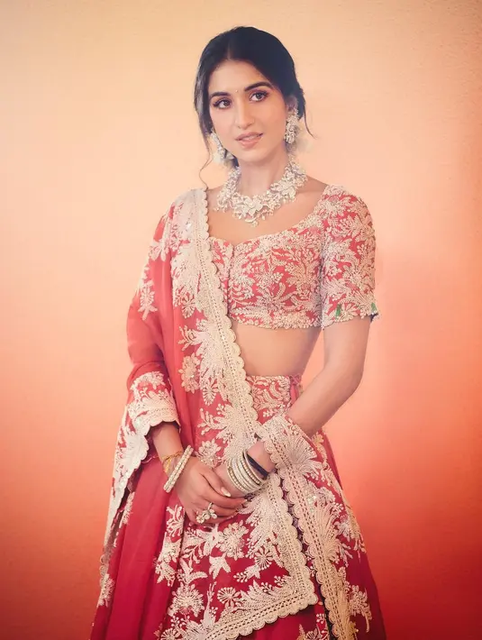 Di momen lainnya, Radhika Merchant tampil mengenakan busana berwarna merah dengan border floral yang tak hanya terlihat rumit, tapi juga indah. [Foto: Instagram/rheakapoor]
