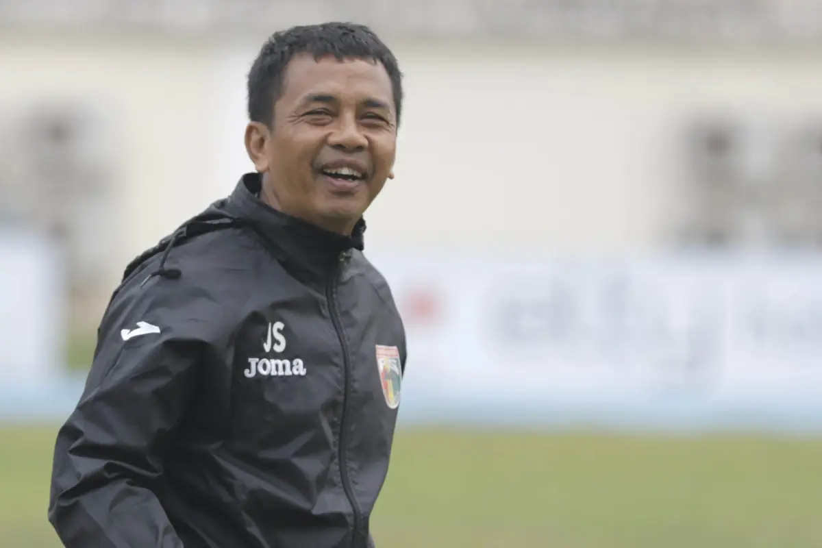 Pelatih Mitra Kukar, Jafri Sastra. (Bola.com/Vitalis Yogi Trisna)