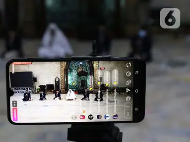 Para Imam Masjid Agung Sunda Kelapa menggemakan takbir malam Idul Fitri 1441 H yang disiarkan langsung melalui beragam media sosial, Jakarta, Sabtu (23/5/2020). Gema takbir yang disiarkan secara virtual untuk menghindari penyebaran virus COVID-19. (Liputan6.com/Helmi Fithriansyah)