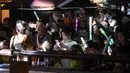 Sejumlah orang menonton pertunjukan di kota kuno Tangqi, Distrik Yuhang, Hangzhou, Provinsi Zhejiang, China, 14 Agustus 2020. Beragam acara digelar setiap Selasa hingga Sabtu malam guna menambah pilihan kegiatan warga di waktu senggang dan mendongkrak perekonomian lokal. (Xinhua/Xu Yu)