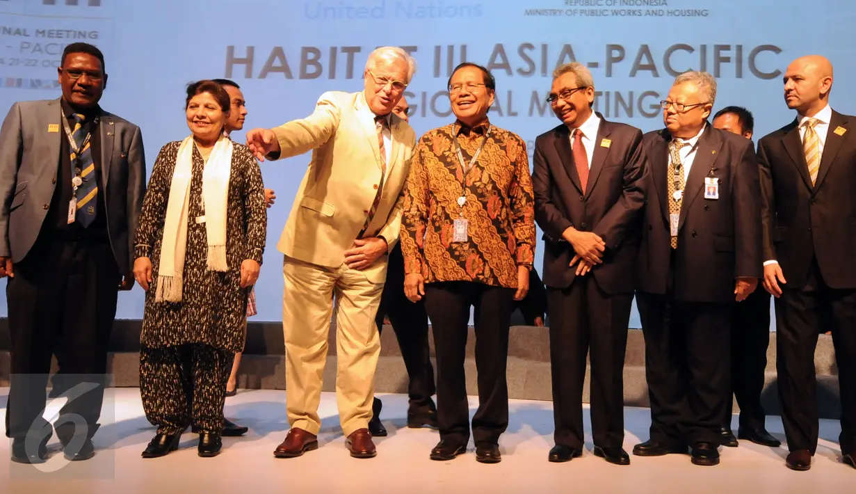 Menko Kemaritiman dan Sumber Daya, Rizal Ramli (tengah) bersiap berfoto bersama delegasi negara Habitat III Asia Pasific Regional Meeting di Jakarta, Rabu (21/10/2015). Pertemuan membahas dampak meningkatnya urbanisasi. (Liputan6.com/Helmi Fithriansyah)