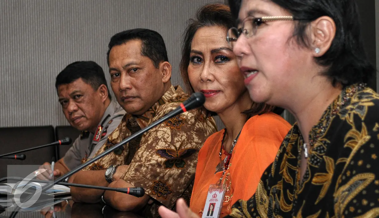 Ketua Pansel Destri Damayanti memberikan keterangan pers di Bareskrim Mabes Polri, Jakarta, Jumat (31/7/2015). Pansel akan berkoordinasi dengan Bareskrim untuk melihat rekam jejak Capim KPK yang lulus tahap III. (Liputan6.com/Yoppy Renato)