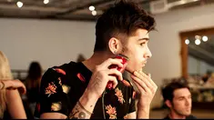 Zayn Malik yang kini sudah resmi melepas statusnya sebagai personel 1D mempunyai daya tarik tersendiri bagi para penggemarnya.Gaya nya yang stylish juga tak kalah menarik dengan Harry Styles yang memang dikenal paling fashionable di antara kelima per...