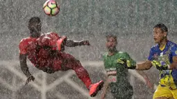 Pemain Persiba Balikpapan, Dirkir Glay (kiri) melakukan tendangan salto saat membuang bola dari kejaran pemain PS TNI pada Lanjutan Liga 1 2017 di Stadion Pakansari, Bogor, Jumat (5/5/2017).  (Bola.com/Nicklas Hanoatubun)