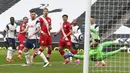 Pemain Southampton Danny Ings (kedua kiri) mencetak gol ke gawang Tottenham Hotspur pada pertandingan Liga Inggris di Stadion Tottenham Hotspur, London, Inggris, Rabu (21/4/2021). Tottenham Hotspur menang 2-1. (Clive Rose/Pool via AP)