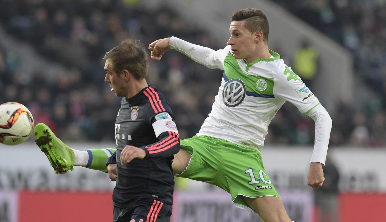 Julian Draxler. Wolfsburg mendatangkannya dari Schalke pada tengah musim 2015/2016 senilai 36 juta euro. Hanya  semusim, ia dilepas ke PSG dengan mahar 42 juta euro. Bersama PSG hingga kini ia telah bermain dalam 183 laga dengan mencetak 26 gol dan 40 assist. (AFP/Tobias Schwarz)