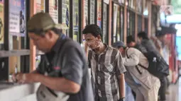 Calon penumpang saat membeli tiket bus AKAP di loket Terminal Kampung Rambutan, Jakarta Timur, Selasa (20/12/2022). Petugas Dinas Perhubungan Terminal Kampung Rambutan mengatakan jumlah penumpang tujuan kota di Sumatera, Jawa, dan Bali mengalami peningkatan hampir 10 persen dibandingkan hari biasa jelang liburan Natal 2022 dan Tahun Baru 2023. (merdeka.com/Iqbal S. Nugroho)