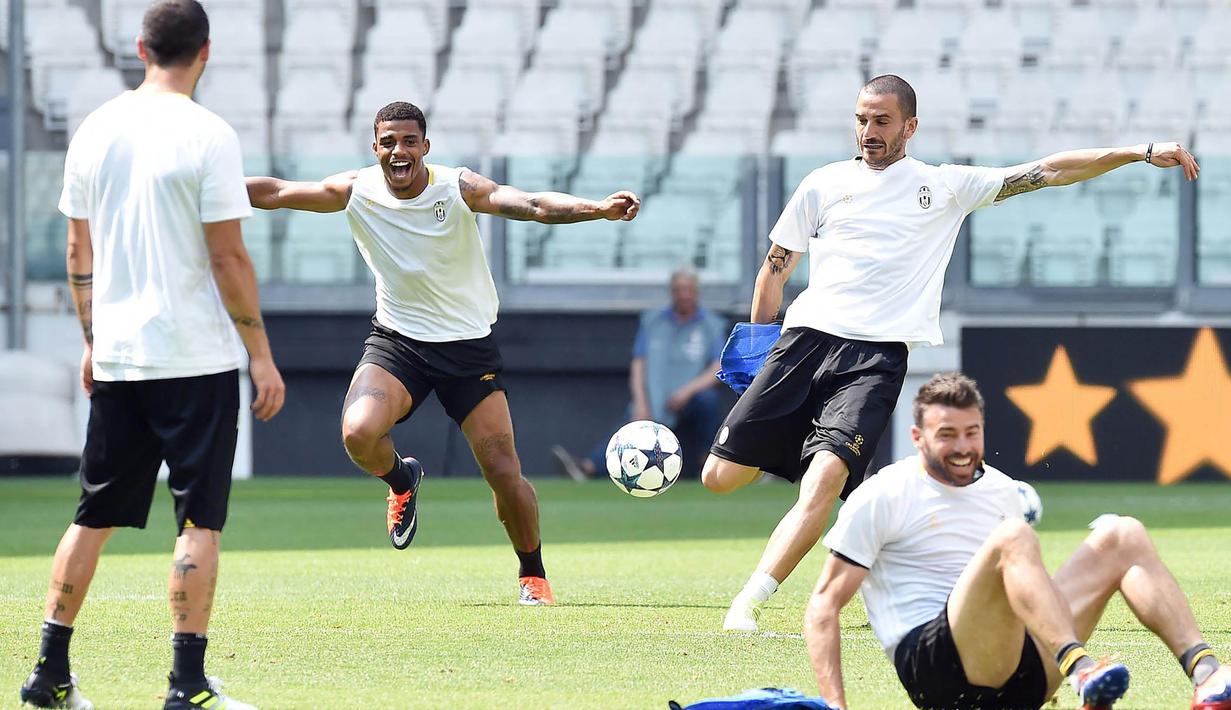 Para pemain Juventus tampak rileks saat latihan jelang laga final Liga Champions di Stadion Juventus, Turin, Senin (29/5/2017). Juventus akan berhadapan dengan Real Madrid pada laga final. (EPA/Alessandro Di Marco)
