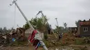 Tiang lampu listrik berserakan di jalan akibat tornado yang menyapu wilayah Yancheng, Provinsi Jiangsu, Tiongkok, Kamis (23/6). Badai disertai hujan es telah menyebabkan kekacauan di Jiangsu. (JOHANNES EISELE/AFP)