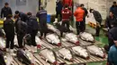 Orang-orang menghadiri tradisi lelang Tahun Baru di Pasar ikan Toyosu, Tokyo, Minggu (5/1/2020). Lelang ikan ini adalah kegiatan rutin usai Tahun Baru yang biasanya diadakan menjelang fajar di pasar ikan Toyosu. (Kazuhiro NOGI / AFP)