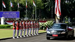 Mobil yang membawa Presiden Republik Chile, Michelle Bachelet memasuki halaman Istana Kepresidenan, Jakarta, saat kunjungan kenegaraan, Jumat (12/5). Presiden Joko Widodo (Jokowi) menyambut kedatangan Bachelet dengan parade kenegaraan. (Bay ISMOYO/AFP)
