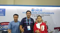 Pelatih Nova Widianto (tengah) diapit Rehan Naufal Kusharjanto (kiri) dan Siti Fadia Silva Ramadhanti pada Kejuaraan Dunia Junior 2017. (Liputan6.com/Switzy Sabandar)