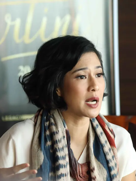 Ia berusaha untuk membagi waktu untuk semuanya dan bersikap profesionalitas tentunya. Dengan senang hati ia aka menyapa para penggemarnya, namun ia juga tetap harus menjalankan kewajibannya mengurus keluarga.  (Nurwahyunan/Bintang.com)