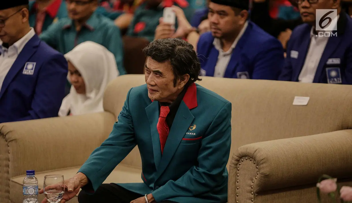 Ketua Umum Partai Idaman Rhoma Irama saat menhadiri deklarasi bergabungnya Partai Idaman ke PAN di di Jakarta, Sabtu (12/5). Partai Idaman resmi bergabung dengan Partai Amanat Nasional (PAN) untuk menghadapi pemilu 2019. (Liputan6.com/Faizal Fanani)