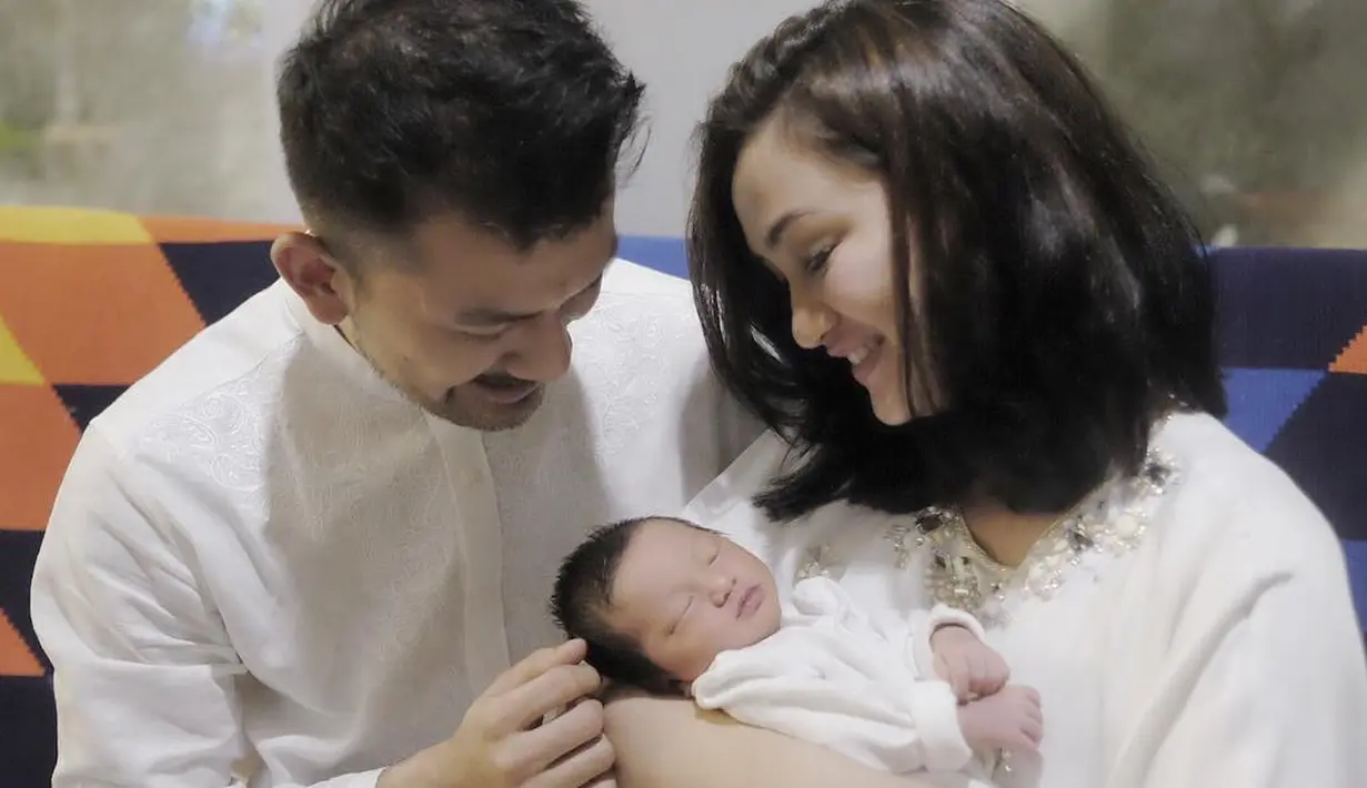Setelah 4 tahun menikah, akhirnya Atiqah Hasiholan dan Rio Dewanto dikaruniai seorang anak perempuan pada 23 Juni 2017 lalu. Salma Jihane Putri Dewanto, kini semakin tumbuh menjadi anak yang menggemaskan. (Instagram/atiqahhasiholan)