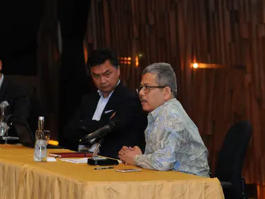 Direktur Eksekutif CSIS, Dr Rizal Sukma (kanan) menjadi pembicara dalam diskusi "Assessing President Joko Widodo's Visits to Japan and China" yang diselenggarakan FPCI di SCTV Tower, Jakarta, Rabu (1/4/2015). (Liputan6.com/Helmi Fithriansyah)