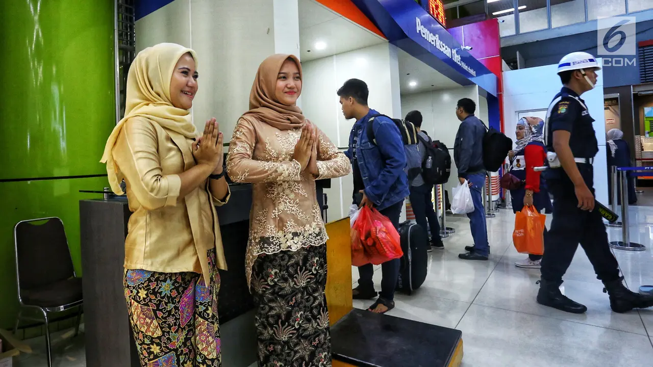 Hari Kartini, Petugas Stasiun Gambir Kenakan Batik dan Kebaya