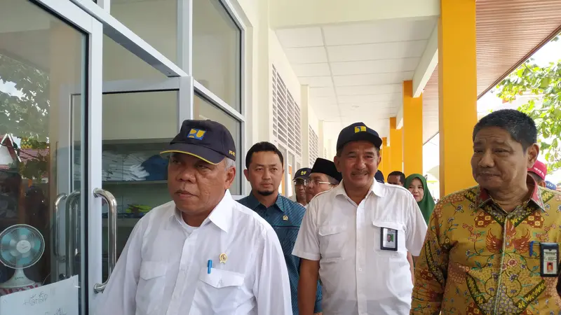 Menteri Pekerjaan Umum dan Perumahan Rakyat (PUPR) Basuki Hadimuljono melakukan peninjauan di Madrasah Tsanawiyah Negeri (MTsN) 3 Pekanbaru, Riau