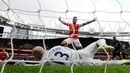 Gelandang Arsenal, Theo Walcott melakukan selebrasi usai mencetak gol ke gawang Manchester City yang dikawal Willy Caballero pada lanjutan liga Inggris di stadion Emirates, London, (2/4). Arsenal bermain imbang 2-2 dengan City. (AP Photo/Alastair Grant)