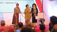Menkes, Nila F Moeloek (kanan), Menteri Kelautan dan Perikanan Susi Pudjiastuti (kiri), pengusaha Mooryati Sudibyo (tengah) membacakan puisi tentang polwan dalam acara hari jadi Polwan yang ke-69, Jakarta, Senin (11/9). (Liputan6.com/Faizal Fanani)