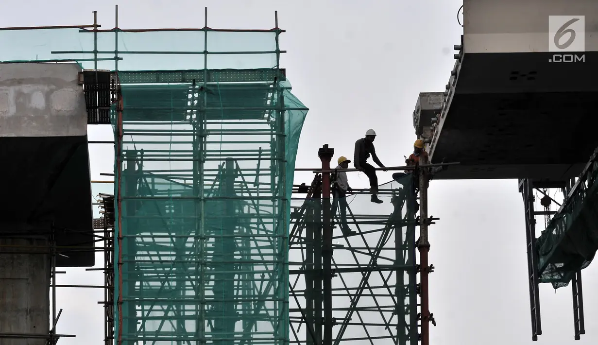 Aktivitas pekerja menyelesaikan proyek Light Rail Transit (LRT) Jabodebek di kawasan Cibubur, Jakarta, Senin (18/2). PT KAI menetapkan tarif LRT Jakarta-Bogor-Depok-Bekasi (Jabodebek) sebesar Rp 12.000 untuk sekali jalan. (Merdeka.com/Iqbal S. Nugroho)