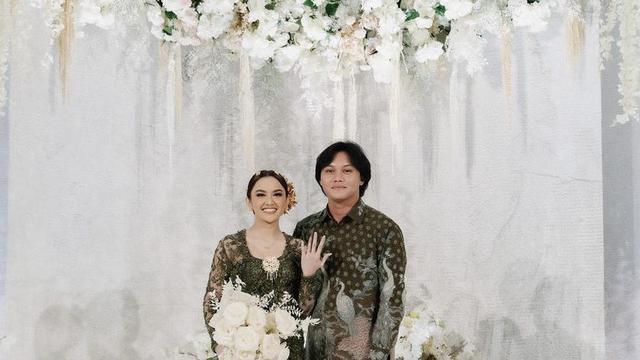 Potret Rizky Febian dan Mahalini Raharja saat tunangan, credit: Instagram @thebridestory.
