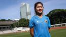 Pemain Timnas Wanita Indonesia, Zahra Muzdalifah berpose seusai sesi latihan persiapan Piala Asia Wanita 2022 di Stadion Madya, Jakarta, Jumat (07/01/2021). (Bola.com/Bagaskara Lazuardi)