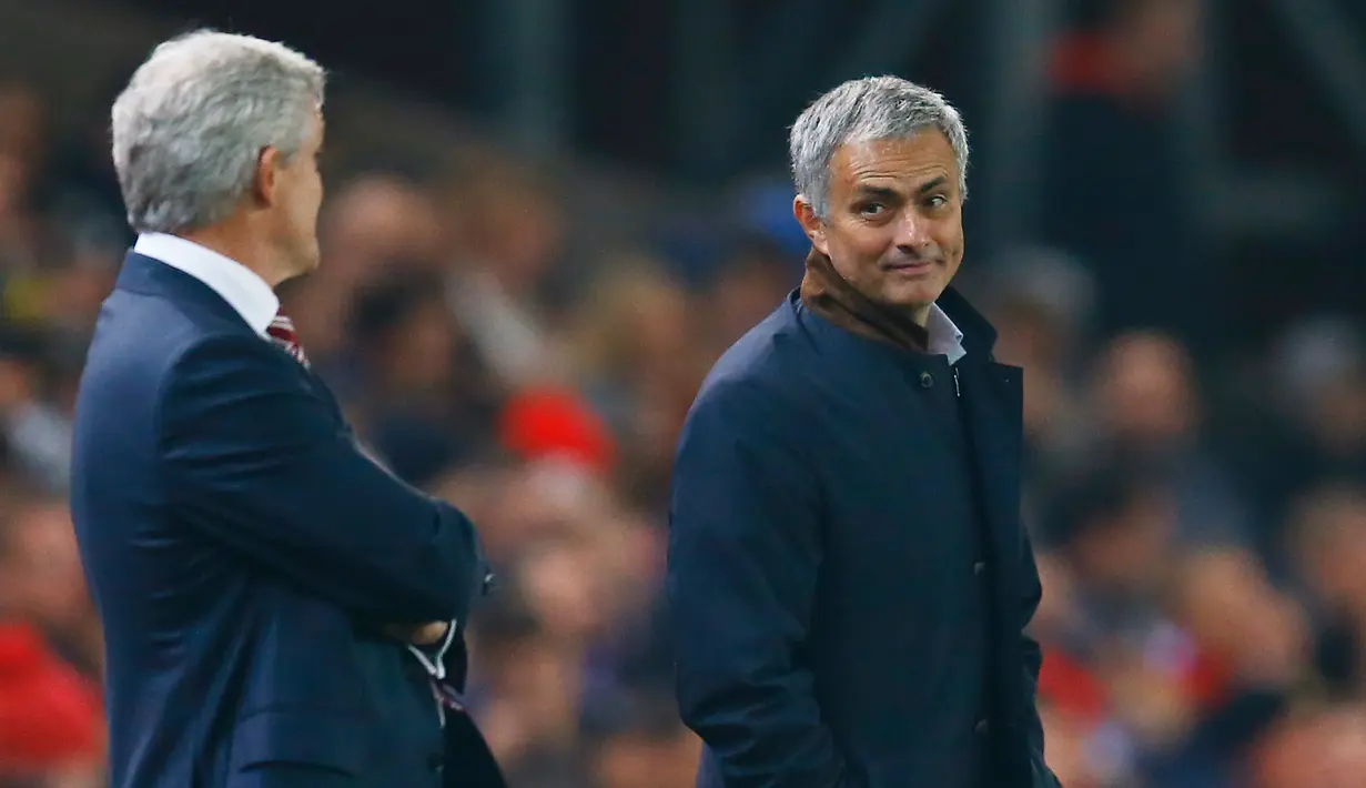 Pelatih Chelsea Jose Mourinho menyapa pelatih Stoke Mark Hughes pada pertandingan Piala liga inggris di Britannia Stadium, Inggris, Selasa (27/19/2015). Meski harus tersingkir, Maurinho mengaku puas dengan kinerja pemainnya. (Reuters/Alex Morton)