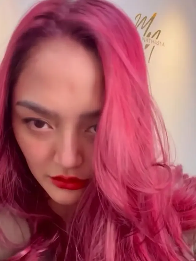 6 Potret Terbaru Siti Badriah dengan Rambut Merah, Terinspirasi Princess Ariel