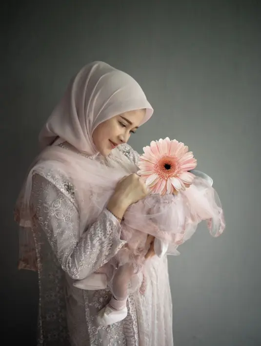 Potret Denny Caknan dan Bella Bonita gelar syukuran untuk putrinya, Cundamani. [Foto: Instagram/denny_caknan]