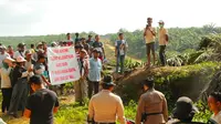 Warga petani lahan plasma di Kabupaten Pelalawan berusaha menghadap petugas yang melakukan eksekusi lahan. (Liputan6.com/M Syukur)