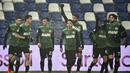 Para pemain Sassuolo merayakan gol yang dibuat striker Domenico Berardi (belakang) ke gawang Benevento, dalam laga lanjutan Liga Italia Serie A 2020/21 pekan ke-11 di Mapei Stadium, Jumat (11/12/2020). Sassuolo mengalahkan Benevento 1-0. (LaPresse via AP/Massimo Paolone)