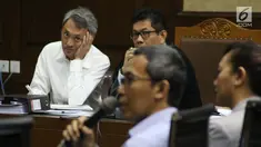 Terdakwa dugaan suap pengajuan PK ke PN Jakarta Pusat, Eddy Sindoro(kiri) menyimak keterangan saksi pada sidang lanjutan di Pengadilan Tipikor, Jakarta, Senin (7/1). Sidang mendengar keterangan saksi-saksi. (Liputan6.com/Helmi Fithriansyah)