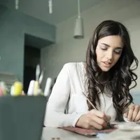 ilustrasi perempuan/Photo by bruce mars from Pexels