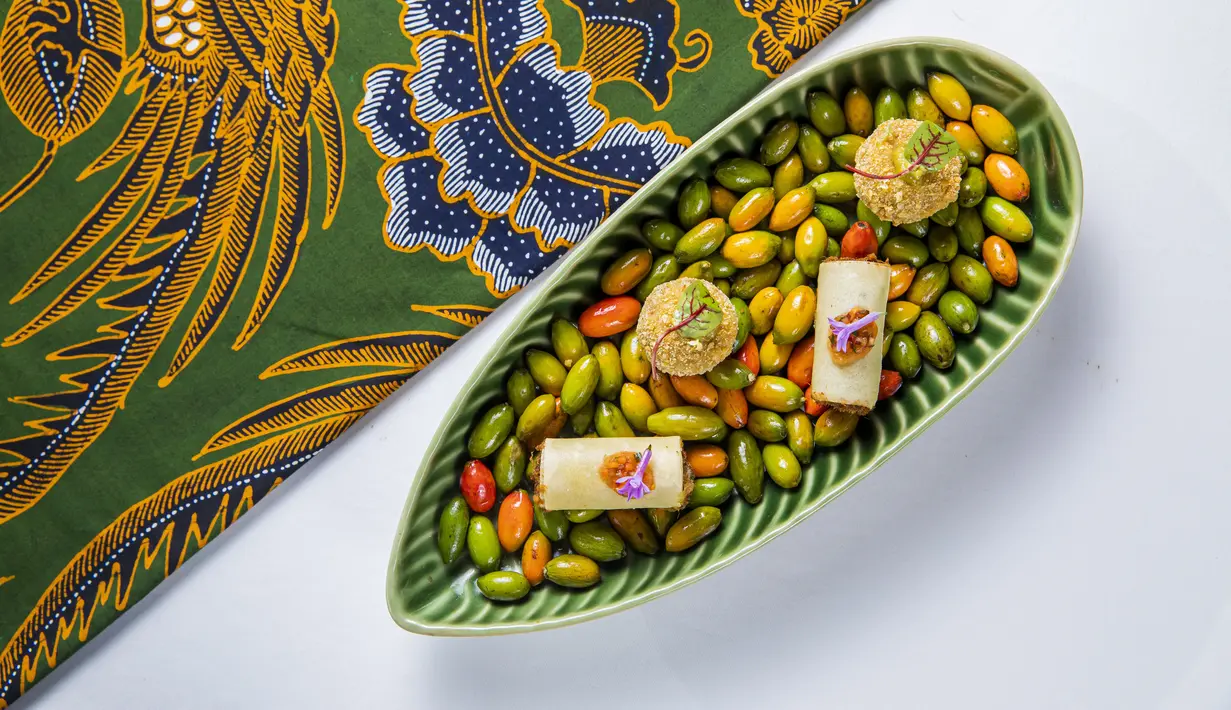 Bekerja sama dengan rumah Batik yang terkenal dan dihormati, Iwan Tirta Private Collection, hidangan seperti Gado Gado, Rendang Bulan, Martabak Bebek dan Pisang Goreng mengikuti prinsip Batik: pola geometris dan pengulangan warna-warni dengan setiap bentuk yang dirancang untuk menggambarkan emosi.