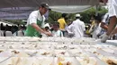 Juru masak membagikan daging kurban ala hotel bintang lima kepada anak-anak yatim saat peluncuran Dapur Kurban di Monas, Jakarta, Senin (12/8/2019). Pemprov DKI Jakarta menggandeng juru masak profesional dalam mengolah daging kurban. (merdeka.com/Iqbal Nugroho)