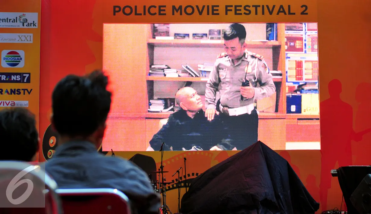 Pemutaran Film Pendek Polisi saat malam Penganugerahan Police Movie Festival 2015, Jakarta, Sabtu (13/6/2015). Film pendek besutan Edosz cs dengan judul' Mencoba Menjadi Polisi Harapan ' berhasil keluar sebagai juara pertama. (Liputan6.com/Yoppy Renato)