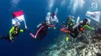 Ketua Umum Wanita Selam Indonesia (WASI), Tri Suswati Karnavian didampingi Nadine Chandrawinata dan 8 penyelam wanita membawa api obor Asian Games 2018 di perairan Pulau Piaynemo, Raja Ampat, Papua Barat, Kamis (26/7). (Liputan6.com/HO/Mabes Polri)