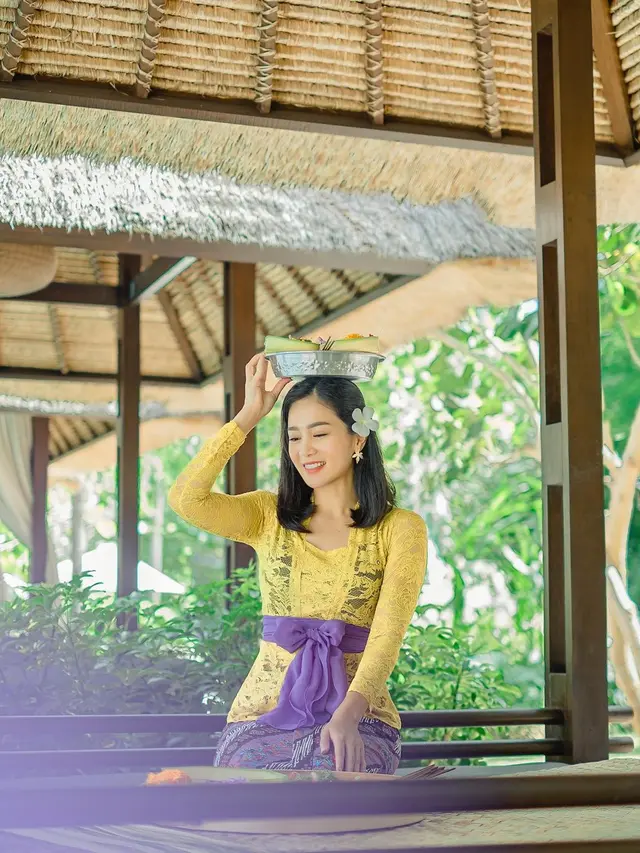 6 Pesona Bunga Zainal Saat Liburan di Bali, Penampilannya Bikin Pangling