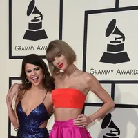 "Taylor baik-baik saja. Aku menyayanginya. Dia luar biasa. Aku bicara padanya setiap hari," ujar Selena Gomez. (VALERIE MACON / AFP)