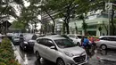 Arus lalu lintas yang terlihat macet di di kawasan SCBD usai balkon BEI ambruk, Jakarta, Senin (15/1). Pengendara juga dialihkan keluar lewat Jalan Jenderal Sudirman. (Liputan6.com/Herman Zakharia)